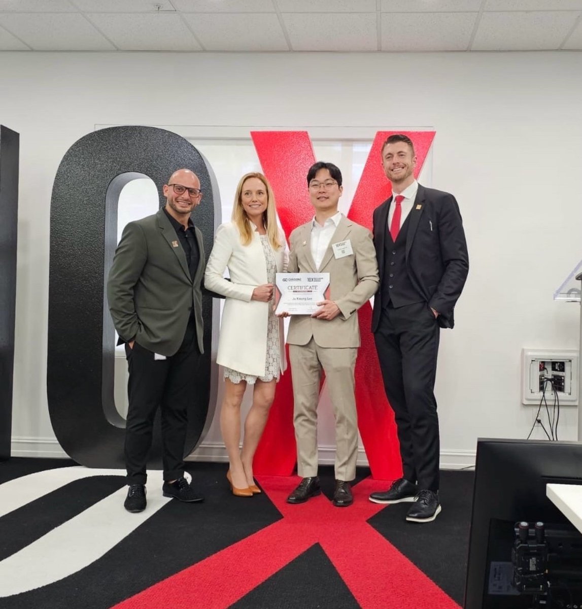 Cardone 본사에서 10X Business Coach 인증서를 받는 이주광